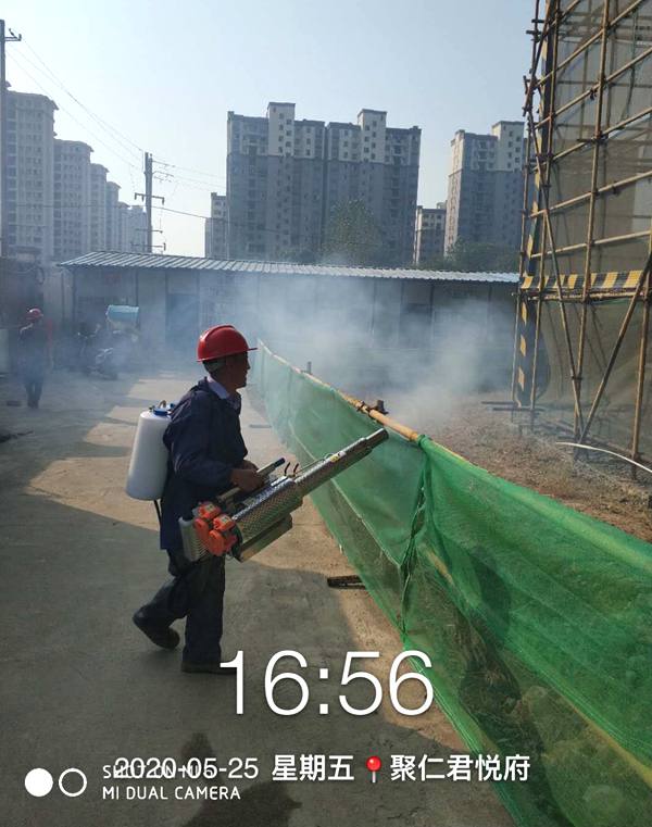 生活區(qū)、辦公區(qū)彌霧機(jī)噴灑防蚊藥水_副本.jpg 生活區(qū)、辦公區(qū)彌霧機(jī)噴灑防蚊藥水_副本.jpg